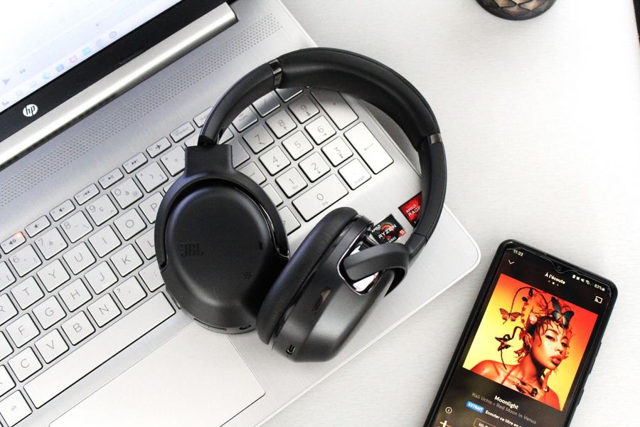 Voir le casque Bluetooth JBL Tour One M2 Casque Bluetooth JBL Tour One M2 + smartphone + ordinateur portable