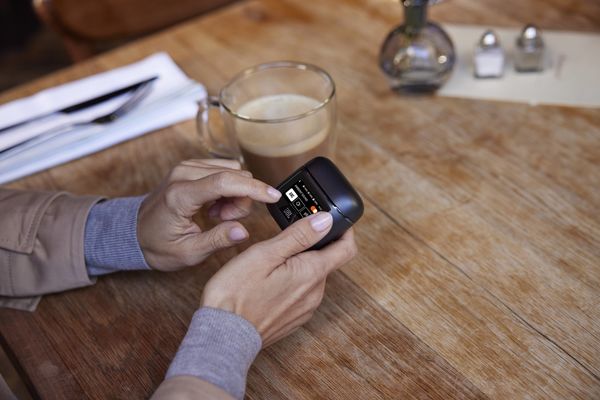  &Eacute;couteurs Ture Wireless JBL Tour Pro 2 : personne qui utilise &eacute;cran de l'&eacute;tui