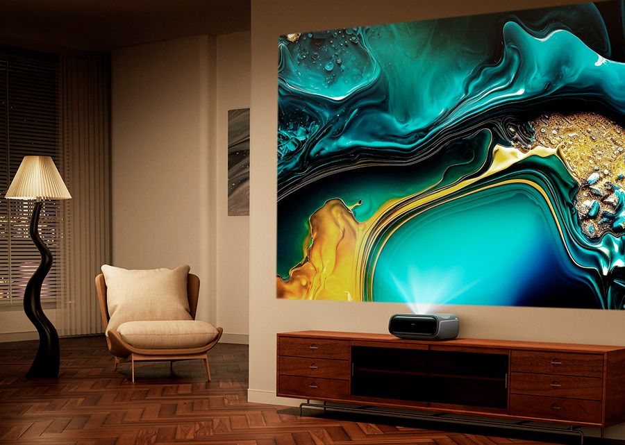 Projecteur ultra courte focale JMGO O2S Ultra projetant une image ultra haute définition colorée sur un mur de salon.