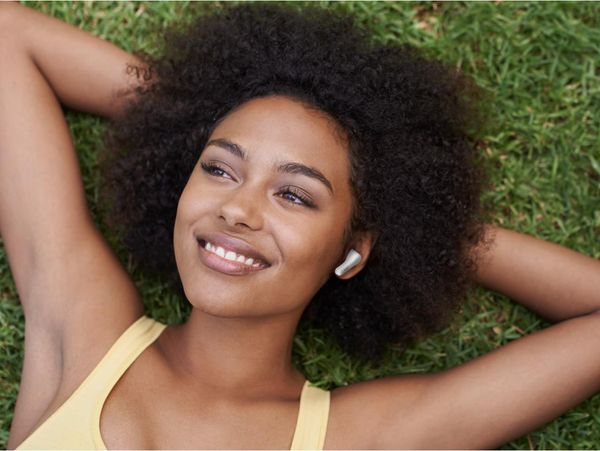 Écouteurs JVC HA-A3T Écouteurs JVC HA-A3T : mise en situation sur femme