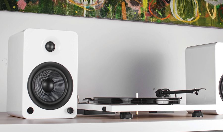 Mise en situation des enceintes actives Kanto YU6 avec une platine vinyle