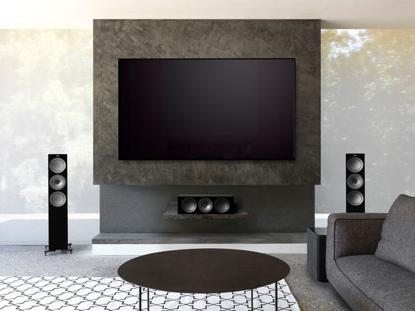 KEF R7 dans un salon contemporain KEF R7 dans un salon contemporain