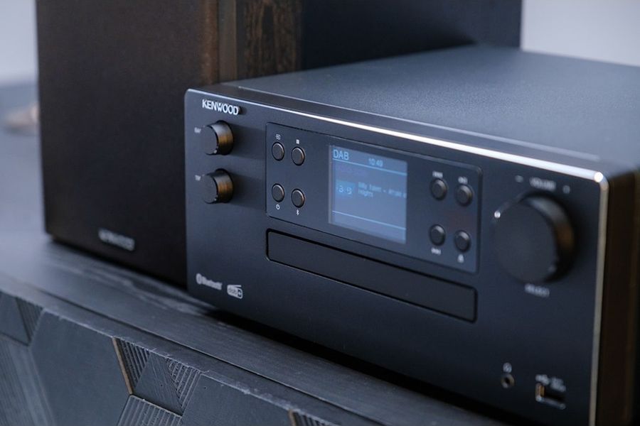 Vue de d&eacute;tail lecteur CD Kenwood M-925DAB