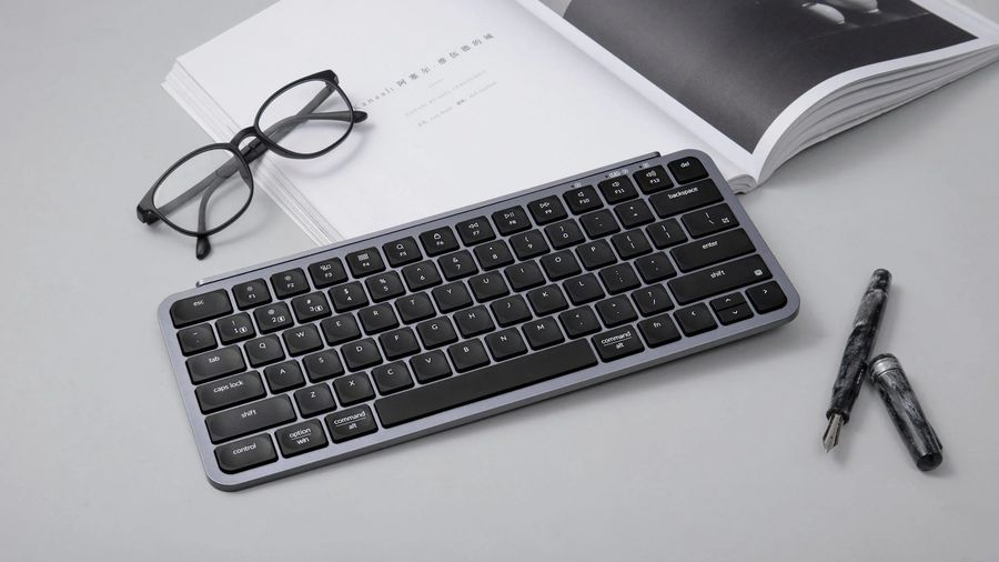 Clavier Keychron B1 Pro connect&eacute; en Bluetooth, en 2,4 GHz ou en USB-C, avec trois canaux Bluetooth.