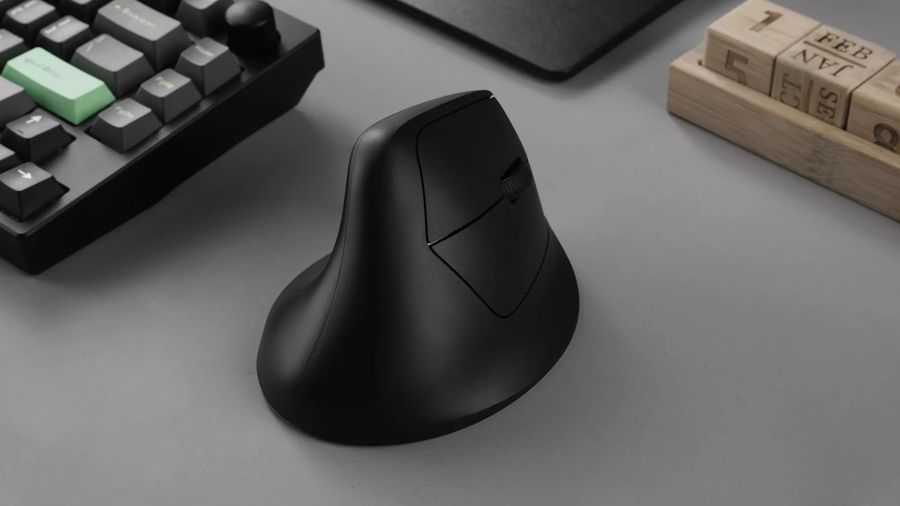 Souris gaming sans fil Keychron M5 8K Wireless avec conception verticale ergonomique &agrave; 47&deg;.