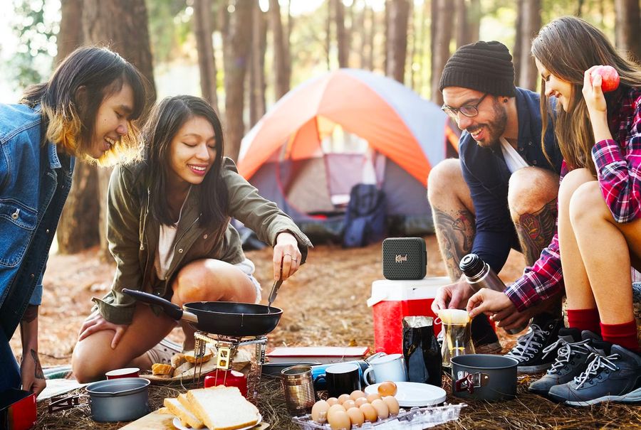 Mise en situation enceinte Klipsch Austin en camping sauvage avec un groupe d'amis