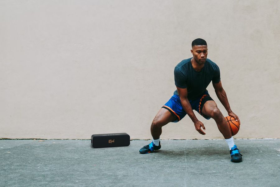 Mise en situation sur un terrain de sport avec un basketteur