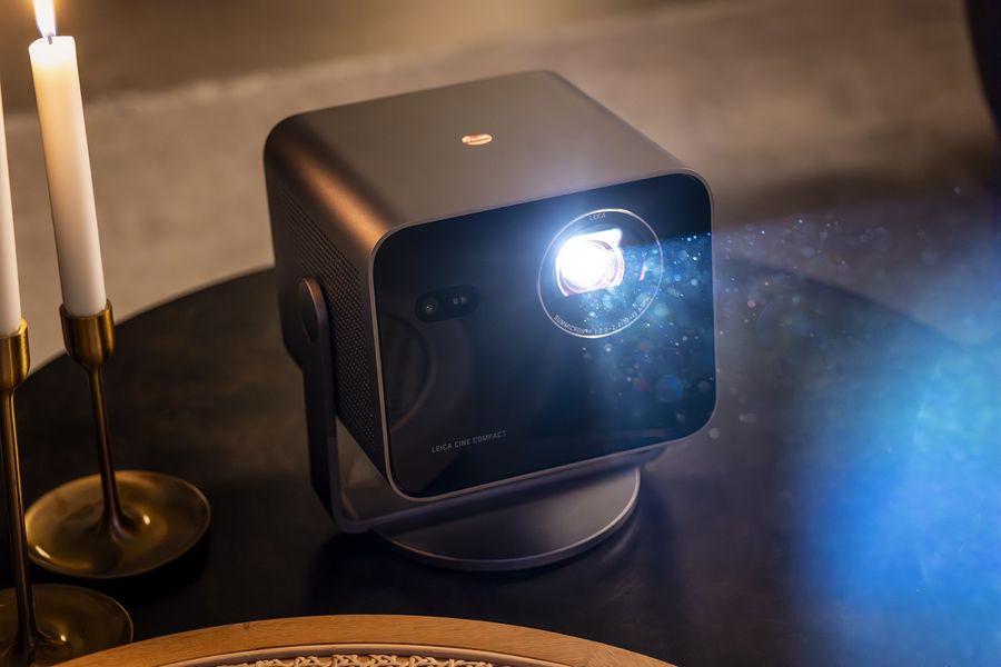 Leica Cine Compact 1, vid&eacute;oprojecteur 4K UHD compact &agrave; triple laser RVB avec image jusqu&rsquo;&agrave; 220 pouces.
