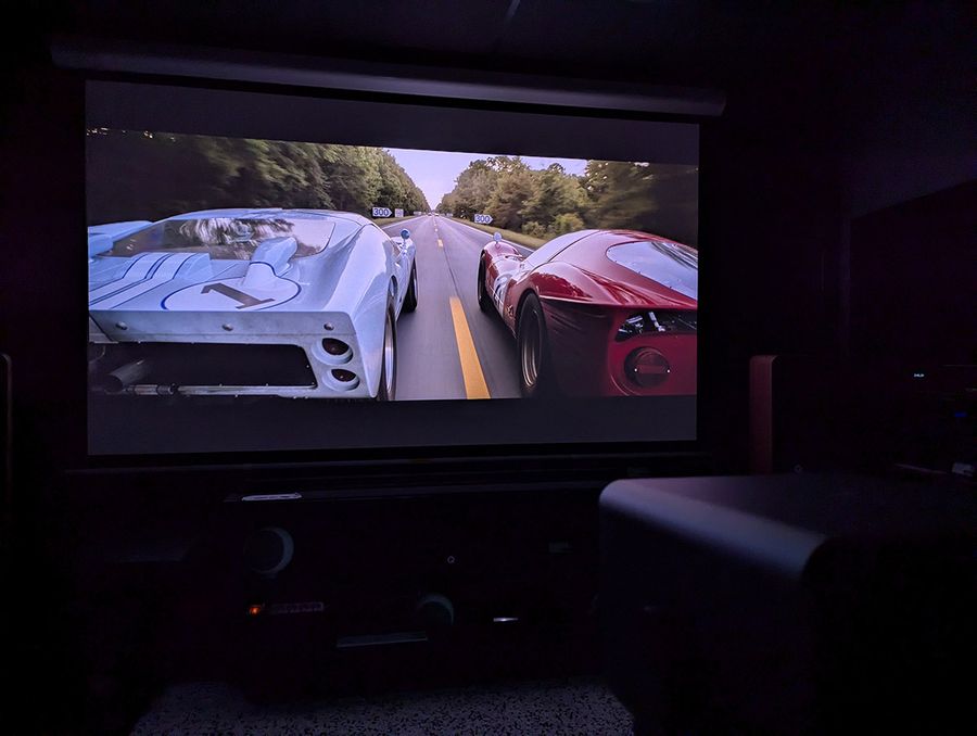 Projection de film avec le Leica Cine Play 1 Film de course projeté par le projecteur Leica Cine Play 1 dans une pièce sombre.