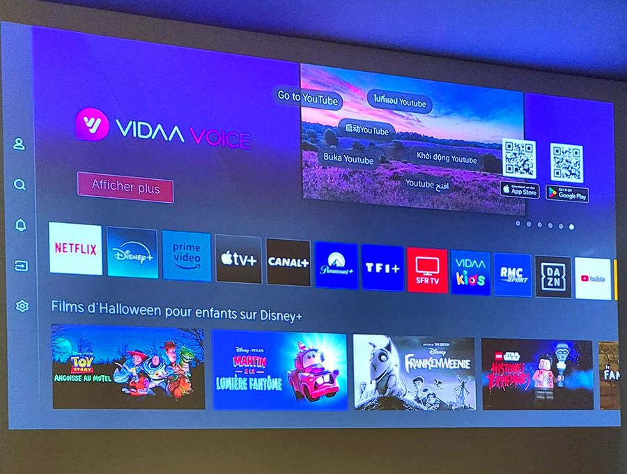 Menu d'accueil Vidaa Smart TV sur Leica Cine Play 1 Interface du menu d'accueil Vidaa Smart TV projetée par le projecteur Leica Cine Play 1, montrant plusieurs applications de streaming.