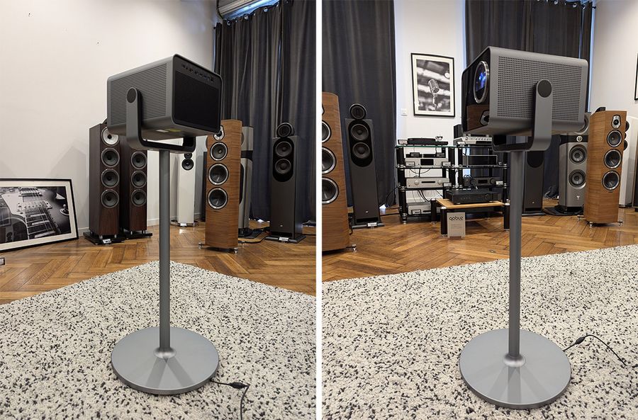 Projecteur Leica Cine Play 1 monté sur son pied de sol dédié dans une pièce équipée de haut-parleurs