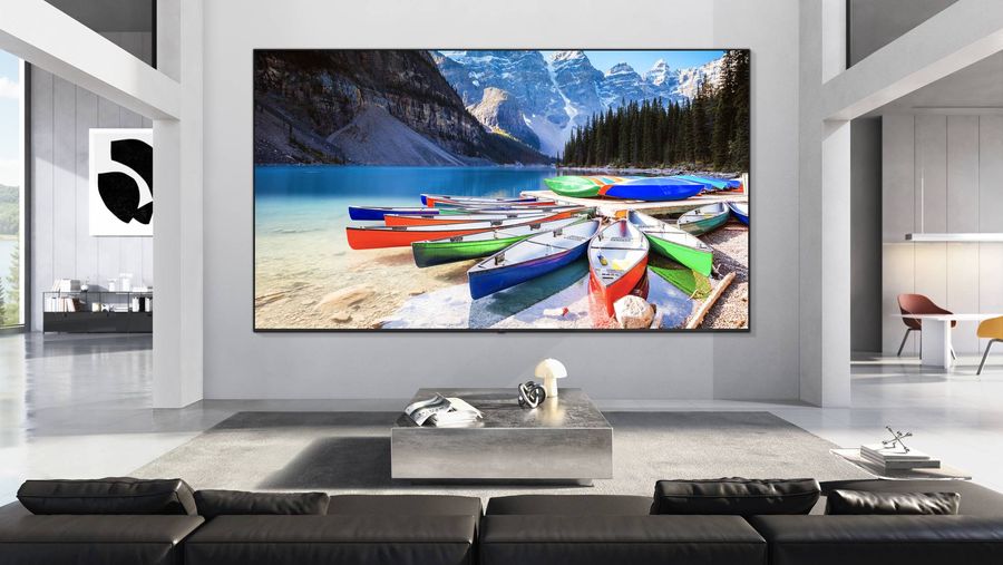 T&eacute;l&eacute;viseur Micro RGB LG 100MRGB96B install&eacute; dans un salon moderne, affichant un paysage lacustre aux couleurs &eacute;clatantes.