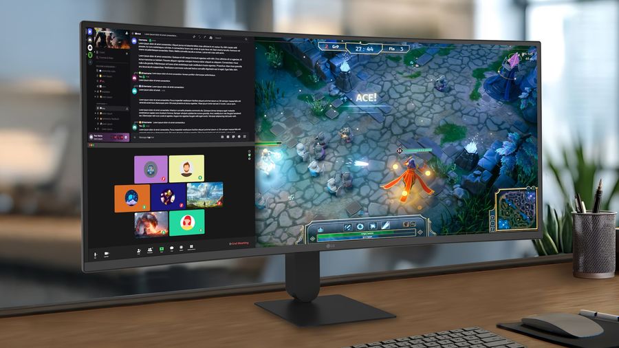 &Eacute;cran LG UltraWide 34U640B-B affichant un jeu vid&eacute;o et des applications de communication c&ocirc;te &agrave; c&ocirc;te.