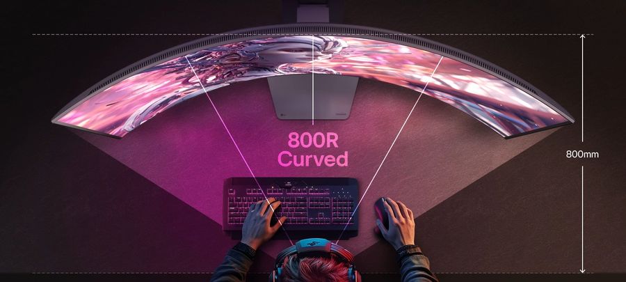 Grâce à sa courbure, l'écran gamer LG UltraGear OLED 45GX950A-B épouse le champ de vision humain, offrant une immersion accrue dans les jeux tout en limitant la fatigue visuelle.