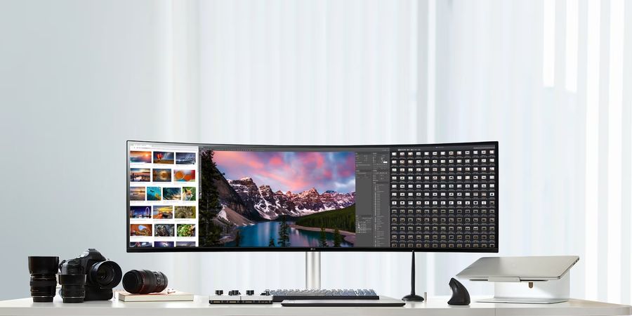 Le moniteur LG UltraWide 49WQ95C-W peut servir pour le montage vidéo, la photographie ou la production musicale.