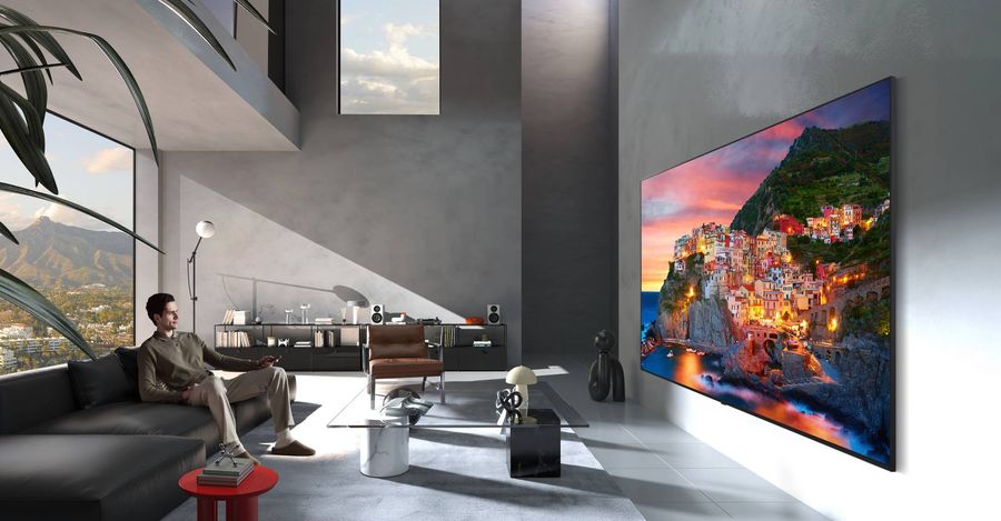 T&eacute;l&eacute;viseur Micro RGB LG 75MRGB96B fix&eacute; au mur d&rsquo;un salon moderne, affichant un paysage c&ocirc;tier riche en couleurs.
