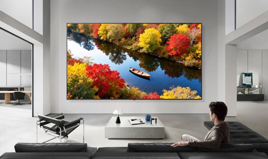 T&eacute;l&eacute;viseur Micro RGB LG 86MRGB96B install&eacute; dans un salon contemporain, affichant un paysage automnal aux couleurs riches et d&eacute;taill&eacute;es.