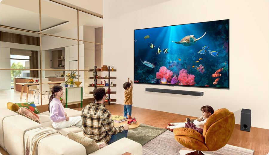 LG 98QNED89T : mise en situation dans un salon familial