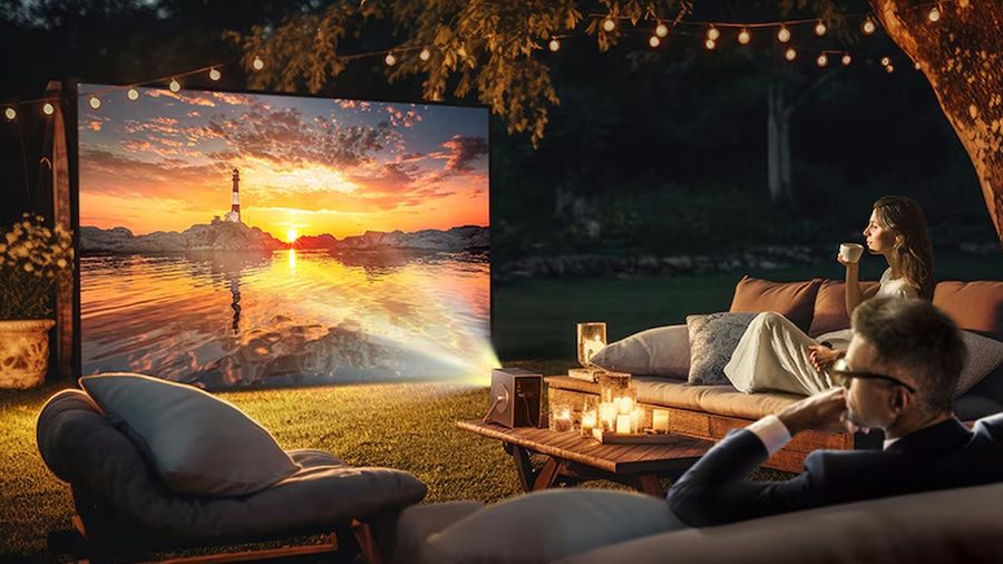 Le projecteur portable LG CineBeam Q (HU710PB) est capable d'afficher une image jusqu'à 3 mètres de diagonale en 4K UHD.