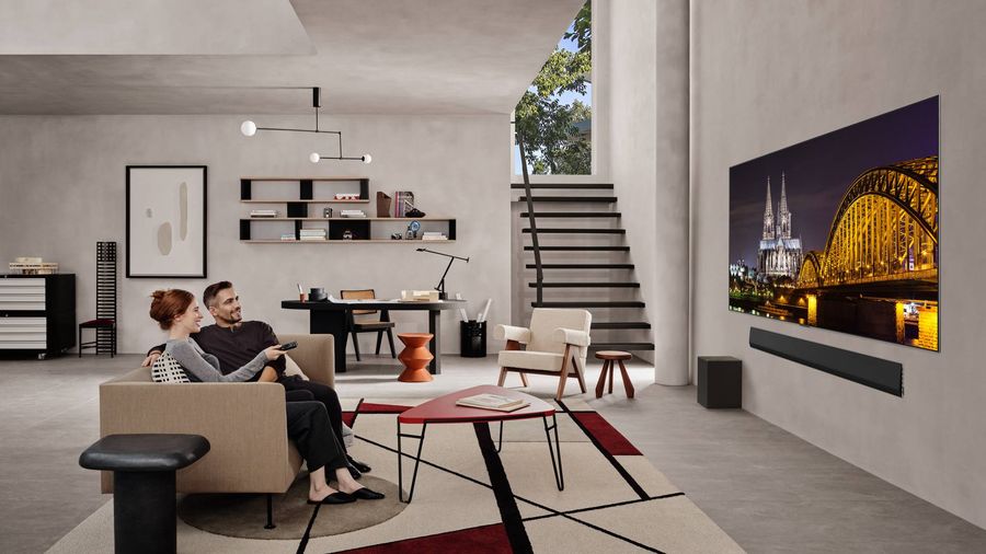 Téléviseur UHD 4K LG OLED97G5 Téléviseur UHD 4K LG OLED97G5 fixé au mur d'un salon moderne, affichant une image nocturne détaillée.