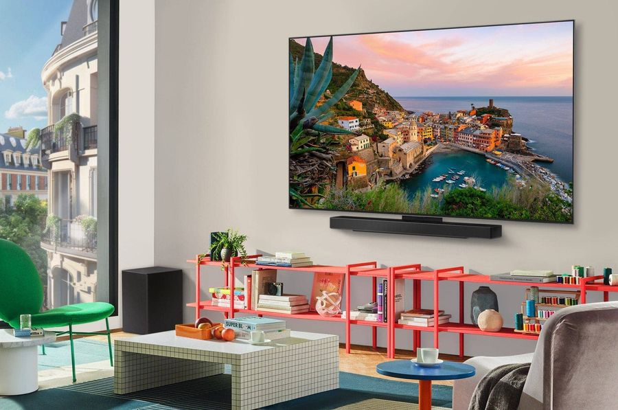 Téléviseur UHD 4K LG OLED65C5  Téléviseur LG OLED65C5 affichant une image haute définition aux couleurs vives, fixé sur un mur de salon moderne.
