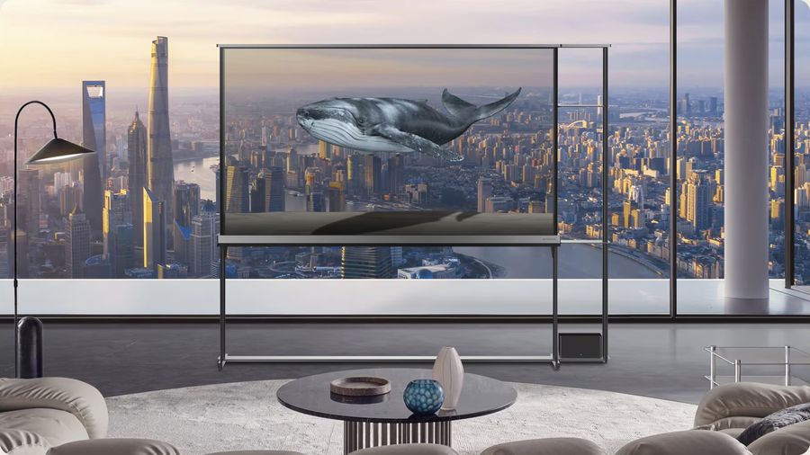 Téléviseur OLED transparent LG Signature OLED 77T4 affichant une image réaliste de baleine en apesanteur devant une baie vitrée.