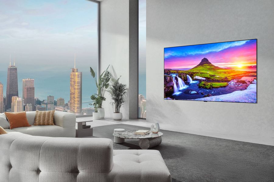 T&eacute;l&eacute;viseur LG OLED83W6 de 83 pouces fix&eacute; au mur dans un salon moderne, affichant un paysage naturel color&eacute; en 4K.