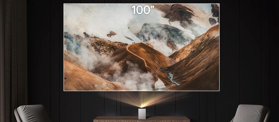 Vidéoprojecteur LG CineBeam S (LG PU615U) projetant une image 4K UHD de 100 pouces sur un mur sombre.