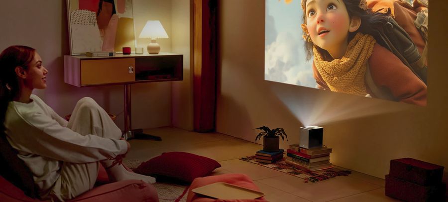 Vidéoprojecteur LG CineBeam S (LG PU615U) projetant un film d'animation dans un salon cosy en faible luminosité.