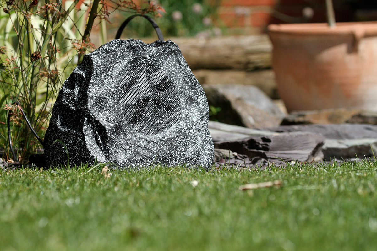 Mise en situation extérieur Lithe Audio Bluetooth Garden Rock Speaker  Mise en situation extérieur Lithe Audio Bluetooth Garden Rock Speaker