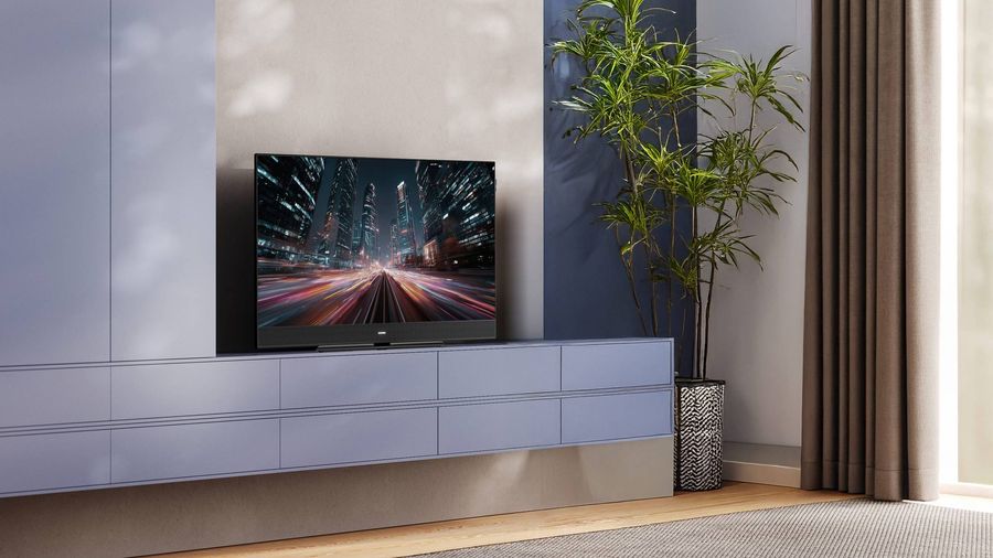 T&eacute;l&eacute;viseur 4K Loewe We. SEE 32 LCD dc install&eacute; sur un meuble suspendu dans un salon contemporain.