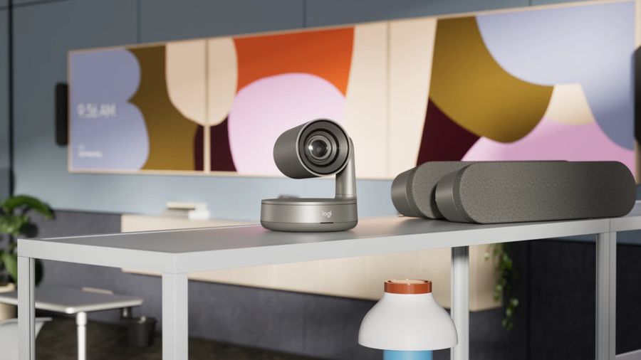 Cam&eacute;ra de conf&eacute;rence Logitech Rally Plus avec cam&eacute;ra 4K, haut-parleurs et microphones modulaires pour grandes salles de r&eacute;union.