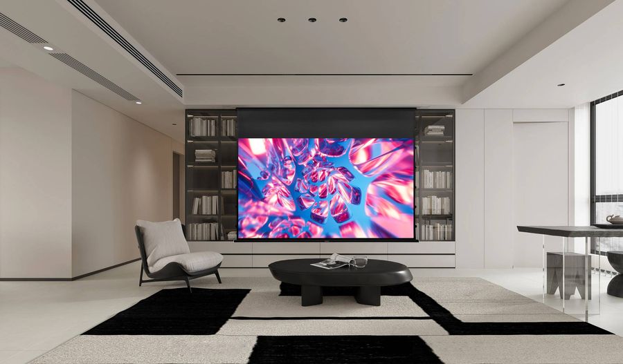 &Eacute;cran de projection motoris&eacute; encastrable Lumene Showplace Silent Platinum UHD 4K/8K int&eacute;gr&eacute; au plafond d&rsquo;un salon contemporain.