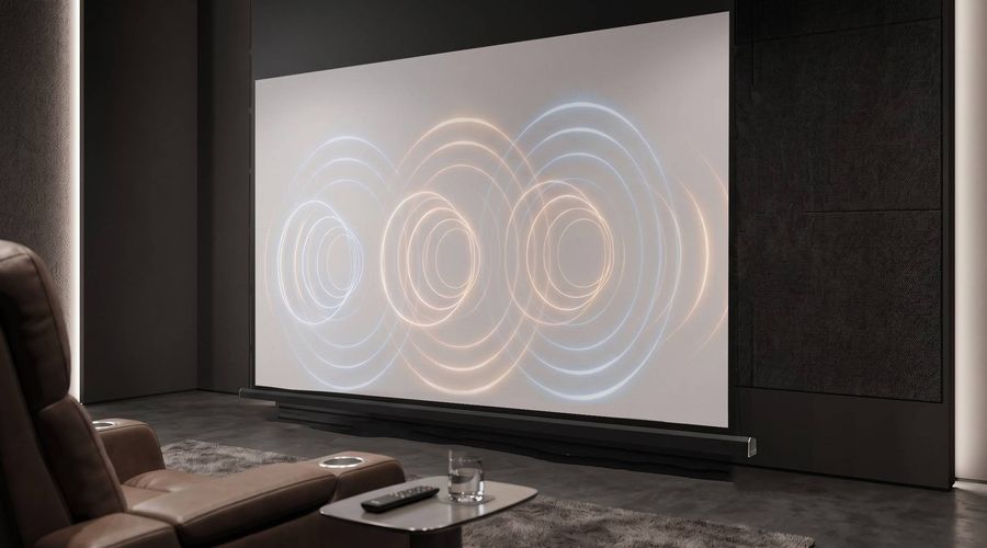 Vue de l'&eacute;cran de projection encastrable Lumene Show Place Silent UHD 4K Acoustic illustrant les ondes sonores des enceintes plac&eacute;es derri&egrave;re la toile qui traversent la toile