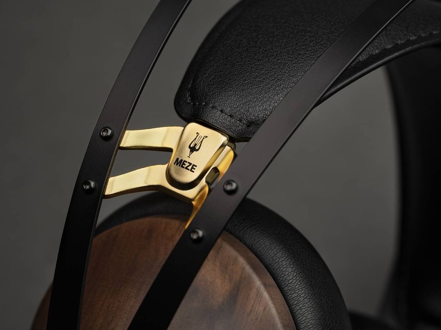 Structure du Meze 99 Classics V2 Détail de l’arceau et de la charnière dorée du casque hi-fi Meze 99 Classics V2, avec coques en noyer.