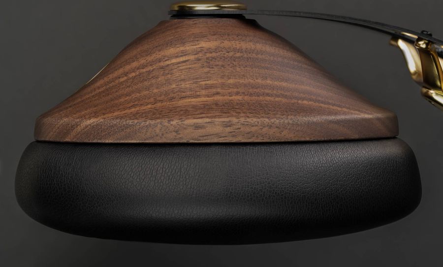 Oreillette du casque Meze 99 Classics V2 Gros plan sur l’oreillette en bois et similicuir du casque hi-fi Meze 99 Classics V2, vue latérale.