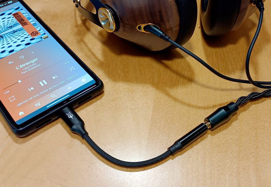 Meze 99 Classics V2 avec DAC/AMP USB-C Le casque hi-fi Meze 99 Classics V2 est connecté à un smartphone via le DAC/AMP USB-C fourni de série.