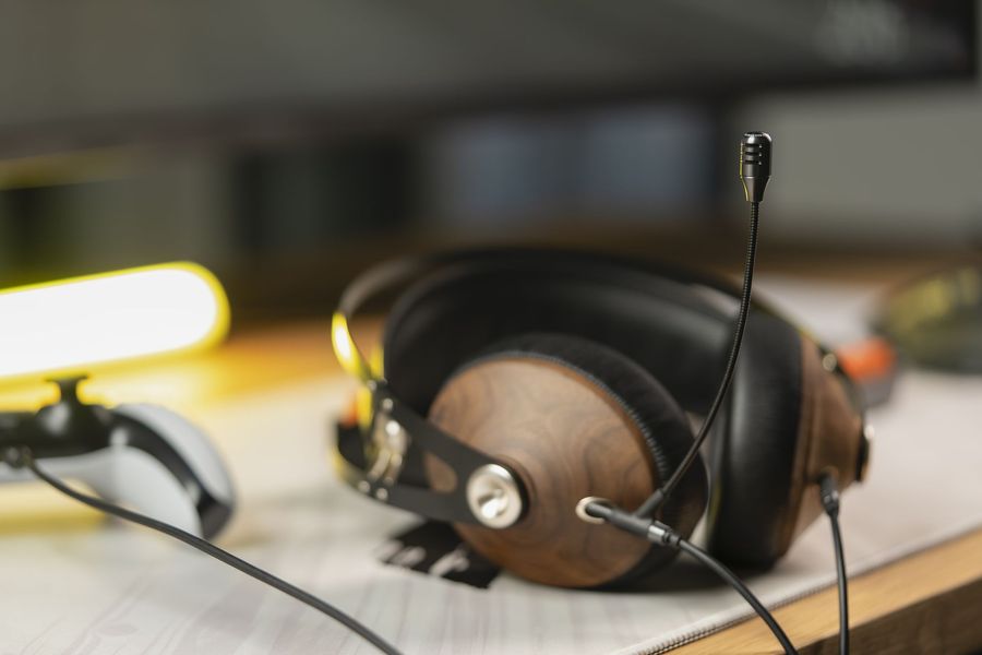 Le Meze Boom Mic transforme tout casque hi-fi doté d’une double entrée mono 3,5 mm en un modèle avec micro omnidirectionnel. Idéal pour la visioconférence, le gaming et la création de contenu sur Twitch ou YouTube.