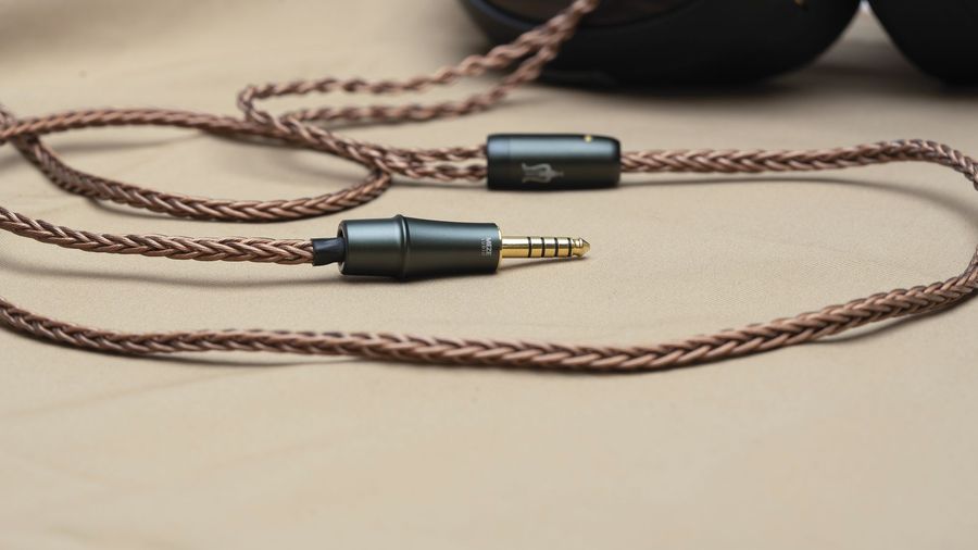Câble symétrique 4,4 mm livré avec le casque Meze Liric (2e génération)