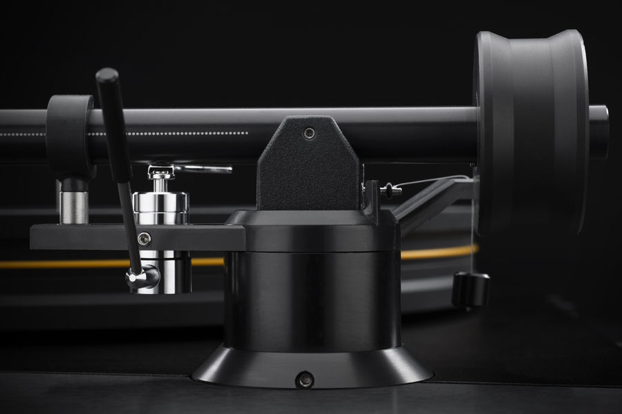 Focus sur le bras de lectre de la platine vinyle MoFi UltraDeck