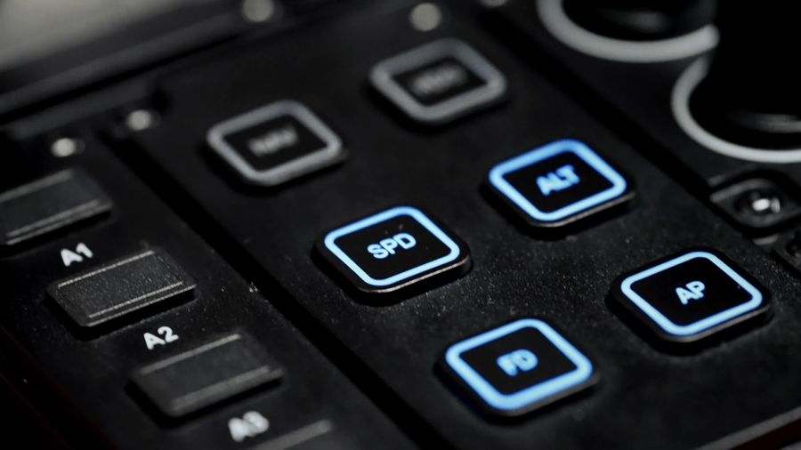 Panneau de contr&ocirc;le Moza Racing MTQ avec boutons RGB molettes interrupteurs et levier train