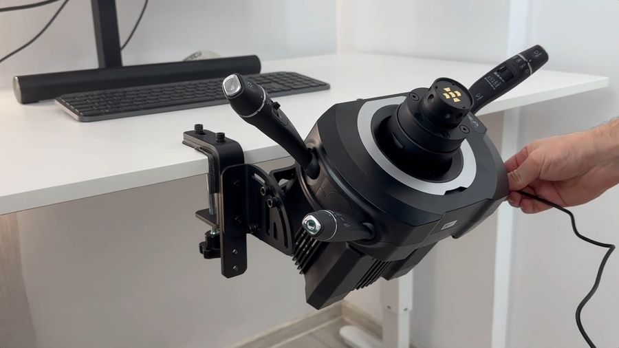 Moza Racing Multi-function Stalks install&eacute;s sur une base de volant Moza Racing dans un cockpit de simulation.