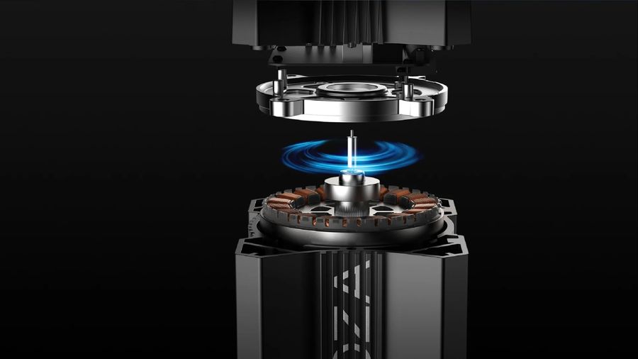 La conception des pôles magnétiques du Moza Racing R12 V2 optimise le ressenti de la direction tout en supprimant les vibrations parasites, offrant ainsi une précision accrue.