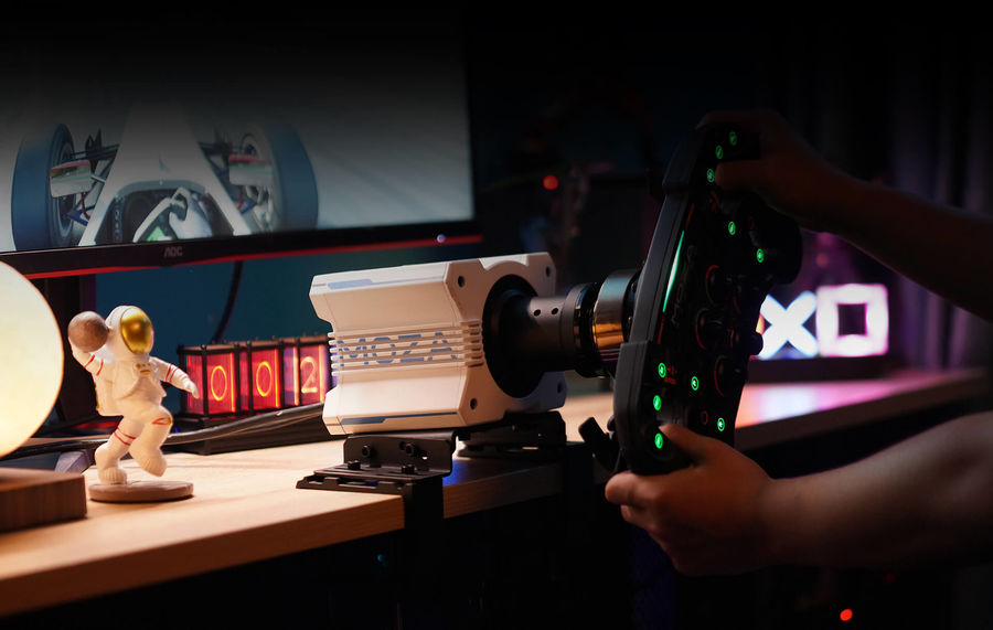 Mise en situation d'un moteur de volant gaming R9 Volant Base Direct Drive