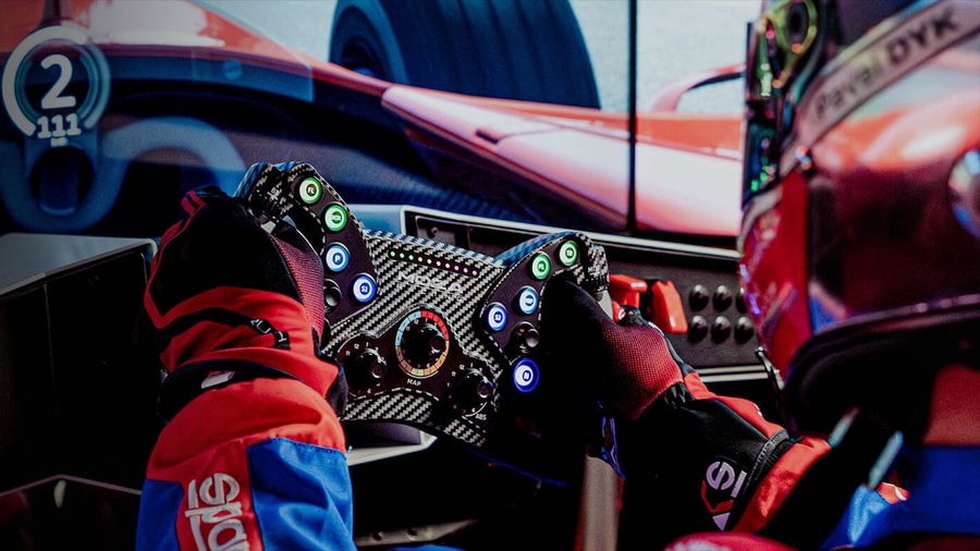  Le volant simracing Moza Racing KS (RS047) propose un contr&ocirc;le complet gr&acirc;ce &agrave; ses boutons et palettes hautement r&eacute;actifs, accompagn&eacute;s d&rsquo;un syst&egrave;me de LEDs personnalisable. Il permet d&rsquo;ajuster en direct les r&eacute;glages essentiels pour optimiser vos performances en simulation automobile.