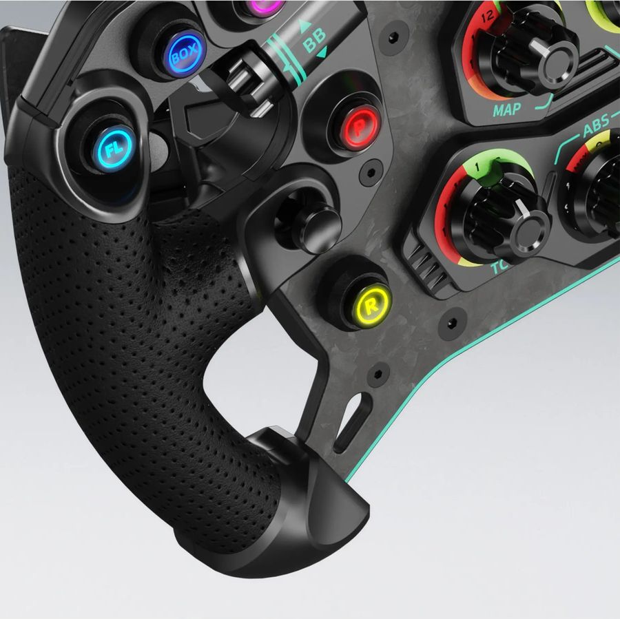 Offrant des poignées en cuir perforé, le volant de simulation haut de gamme Moza Racing GS V2P GT apporte une réelle immersion dans les courses automobiles. Le volant de simulation haut de gamme Moza Racing GS V2P GT propose des poignées en cuir perforé.