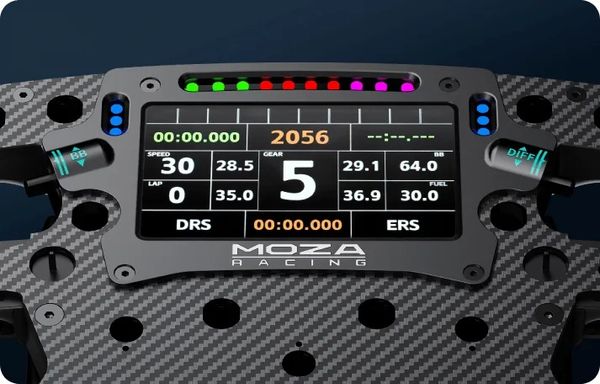 Avec son écran, le volant simracing Moza Racing FSR2 (RS068) fournit des données instantanées sur le véhicule et le déroulement de la course.  L’écran intégré au volant de simulation Moza Racing FSR2 (RS068) affiche en temps réel les informations liées à la course et à la voiture.