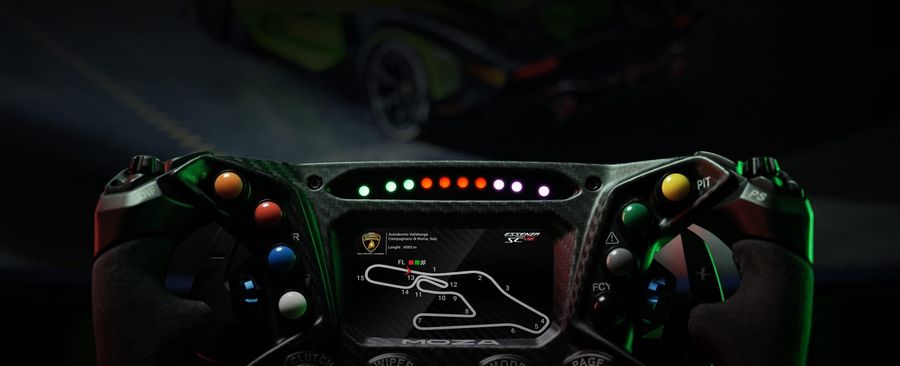 Grâce à son écran tactile intégré, le volant simracing Moza Racing Lamborghini Squadra Corse Essenza SCV12 (RS070) permet de consulter en temps réel les informations de course. L'écran central du volant simracing Moza Racing Lamborghini Squadra Corse Essenza SCV12 (RS070), doté d'une interface tactile, affiche en direct les données de la course.