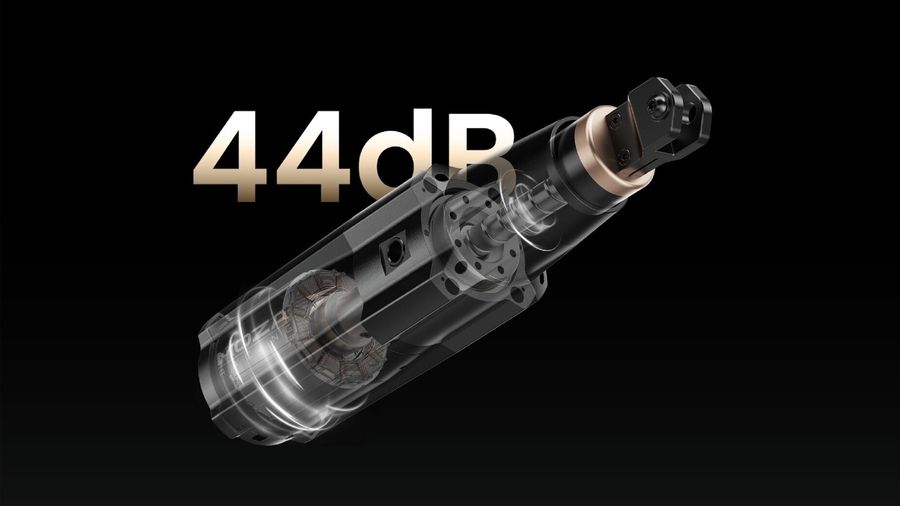  Même en pleine action, la Moza Racing mBooster Active Pedal (RS076) émet moins de 44 dB, garantissant un fonctionnement discret. Cette performance est due à l'absence de frottements métalliques et à son mécanisme précis.