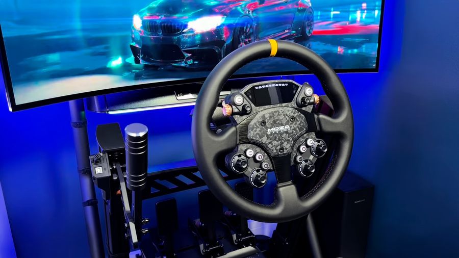 Volant Moza Racing CS Pro en carbone forg&eacute; avec &eacute;cran int&eacute;gr&eacute; et commandes ergonomiques pour simulation automobile